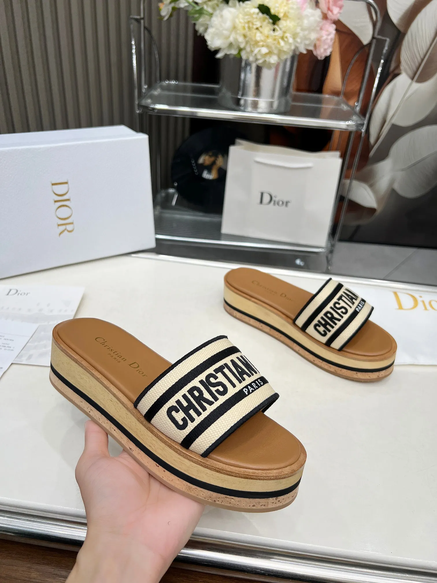 👟👟Ex-factory price 420👟👟 Dior's new spring and summer IVIETA DWAY jelly-colored flat-soled one-slip women's shoes with CD letter logo three-dimensional embroidery thick-soled round-toe open-toe slippers. The original version is developed to be the top version on the market. It feels soft and delicate on the feet and is extremely comfortable. Material: Upper imported raffia electric embroidery high-temperature water-soluble cotton technical fabric + water-dyed cowhide foot pad lining + original consistent combination outsole Outsole: original outsole Size: 35-42 (40.41.42 custom-made, non-refundable and non-exchangeable)